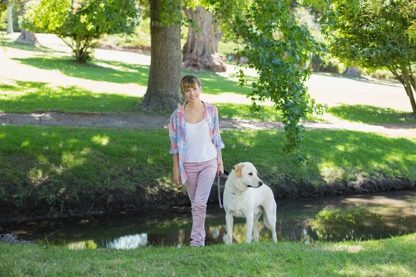 Sarışın kızın labrador Park ile — Stok fotoğraf