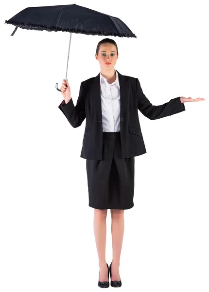 Affärskvinna som innehar ett svart paraply — Stockfoto