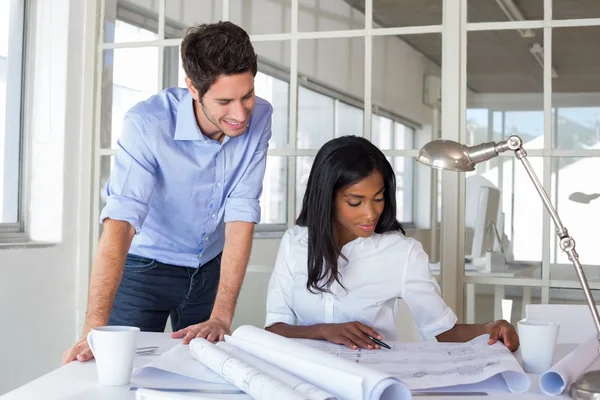 Architekten arbeiten an wichtigen Entwürfen Stockbild