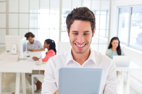 Empresario trabajando duro en la tableta pc — Foto de Stock