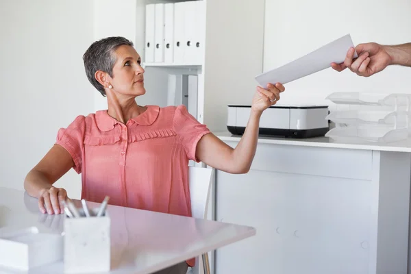 Affärskvinna räcka dokument till kollega — Stockfoto