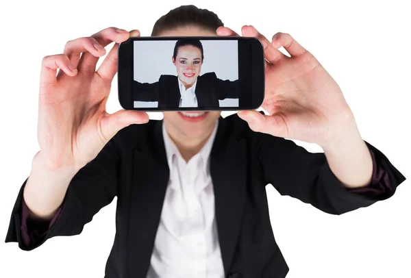 Donna d'affari scattare un selfie su smartphone — Foto Stock