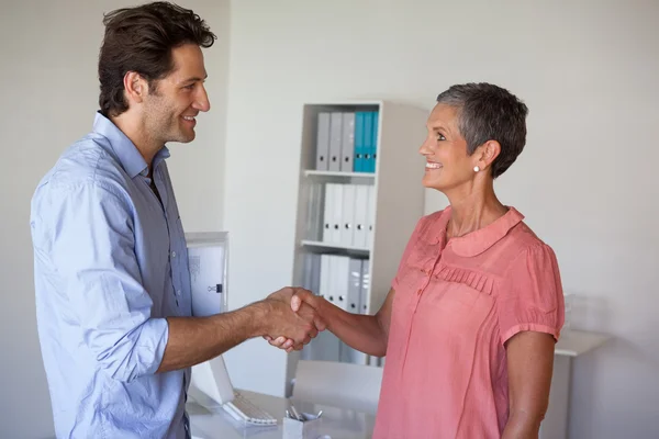 Affärsmän skakar hand — Stockfoto