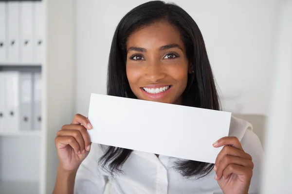 Geschäftsfrau zeigt weiße Karte — Stockfoto