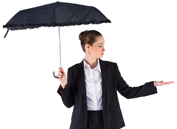 Empresaria sosteniendo un paraguas negro —  Fotos de Stock