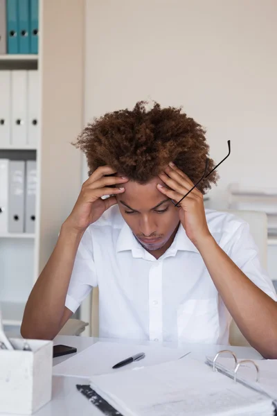 Homme d'affaires stressé la tête baissée — Photo