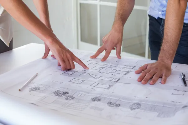 Arquitectos trabajando en planos — Foto de Stock