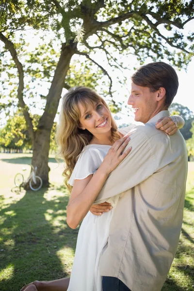 Casal abraçando no parque — Fotografia de Stock