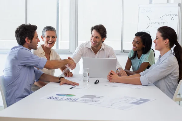 Coworkers shaking hands in approval — Stock Photo, Image