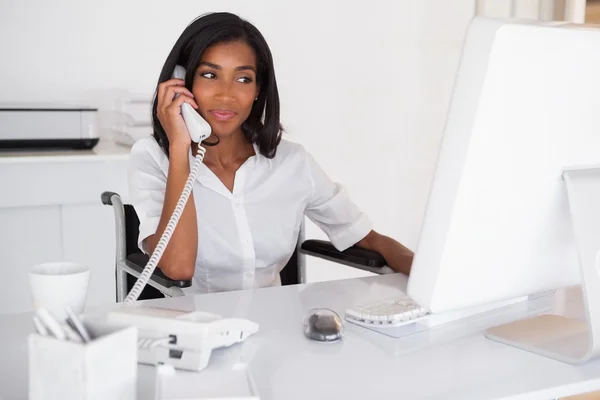 Geschäftsfrau im Rollstuhl arbeitet — Stockfoto