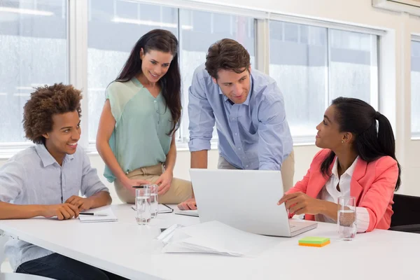 Attraktive Geschäftsleute arbeiten zusammen — Stockfoto