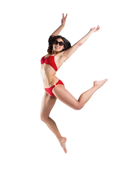 Passar flicka i röd bikini hoppade — Stockfoto
