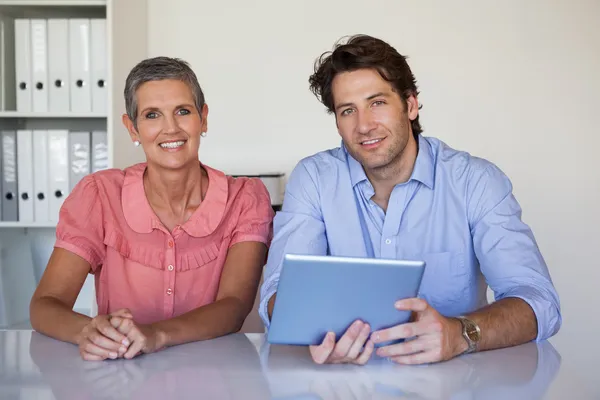 Business team som arbetar på skrivbordet med hjälp av Tablet PC — Stockfoto