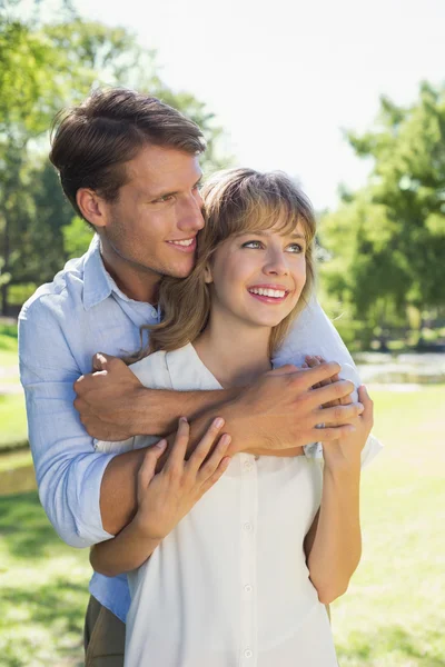 Para przytulająca się w parku — Zdjęcie stockowe