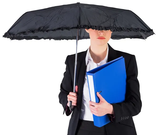 Empresária segurando um guarda-chuva preto — Fotografia de Stock