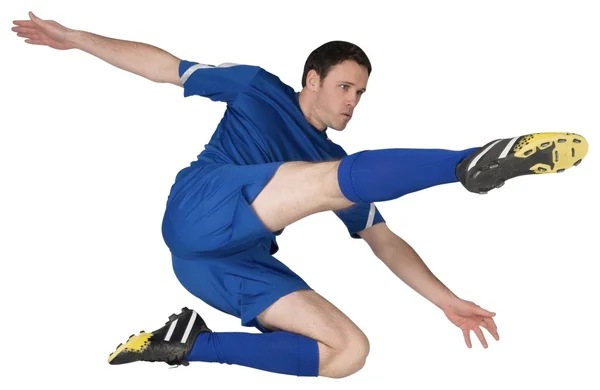 Fotbollsspelare i blå sparkar — Stockfoto