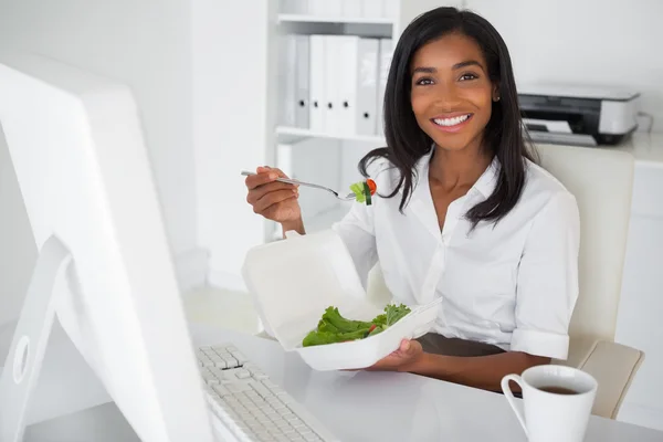 Zakenvrouw eten van een salade — Stockfoto