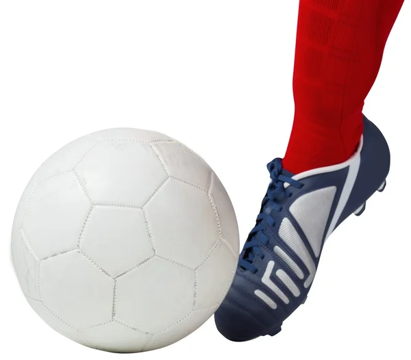 Voetbal speler schoppen bal met boot — Stockfoto