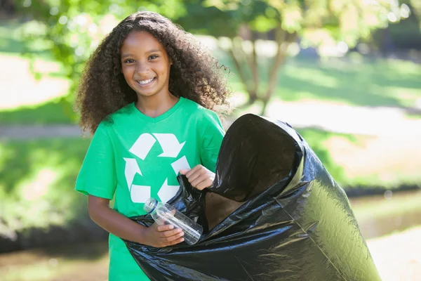 Environmental activist picking up trash — Stock Photo, Image