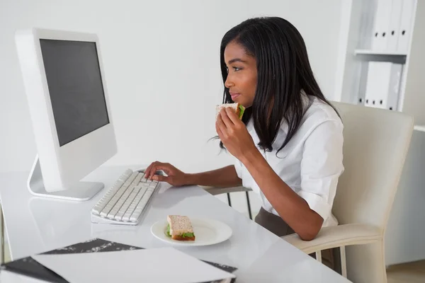 Donna d'affari che mangia un panino — Foto Stock