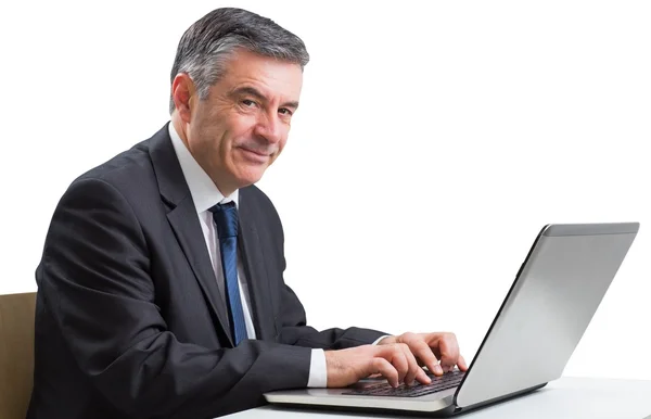 Homem de negócios maduro usando seu laptop — Fotografia de Stock