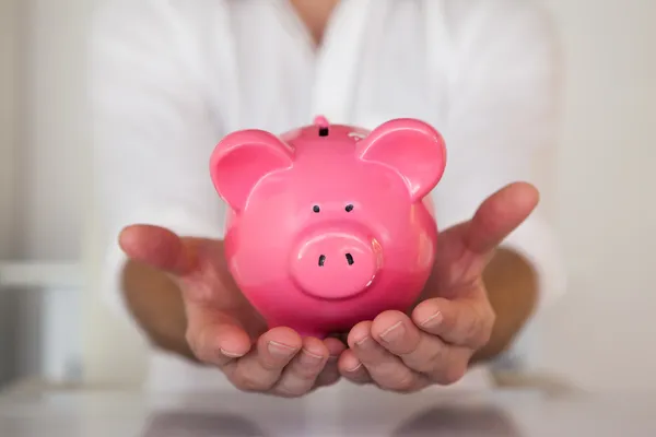 Empresário Segurando Piggy Bank — Fotografia de Stock