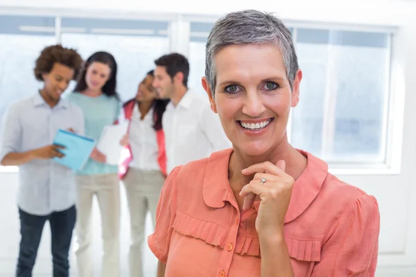 Zakenvrouw met collega's werken — Stockfoto