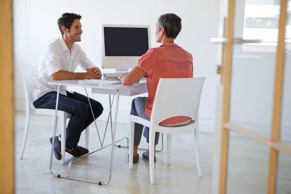 Mensen uit het bedrijfsleven praten op Bureau — Stockfoto