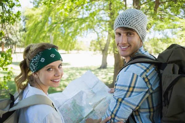 Couple on a hike consulting the map — Stock Photo, Image