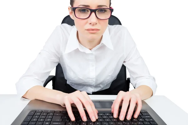 Empresária digitando em um teclado — Fotografia de Stock