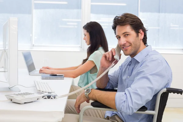 Zakenman in rolstoel op telefoon — Stockfoto