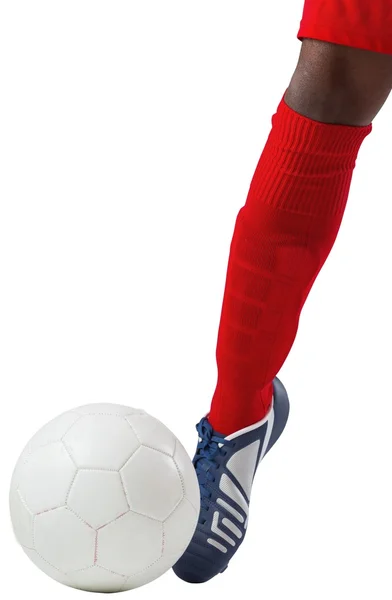 Joueur de football coup de pied ballon avec bottes — Photo