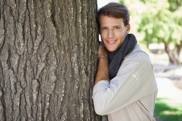 Mann lehnt an Baum — Stockfoto