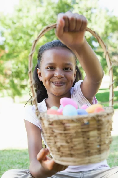 Menina mostrando cesta de ovos de Páscoa — Fotografia de Stock