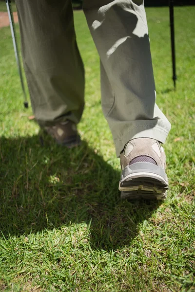 Womans feet walking on grass — Stock Photo, Image