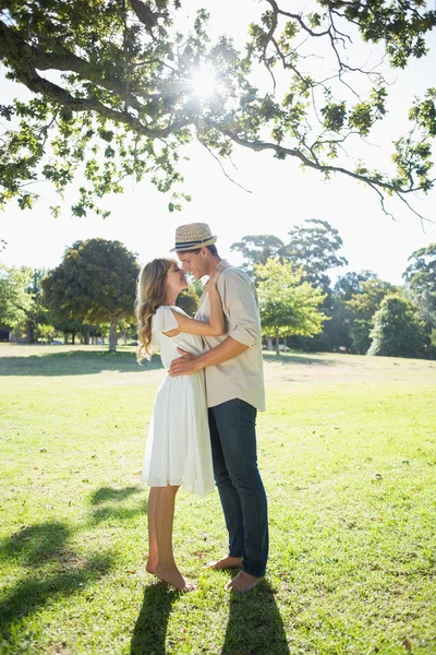 Casal abraçando no parque — Fotografia de Stock