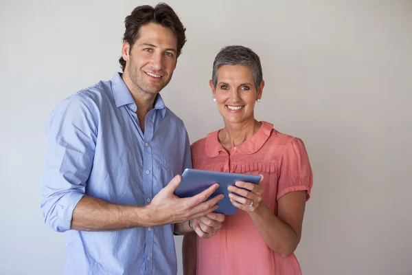 Zakelijke team kijken naar tablet pc — Stockfoto