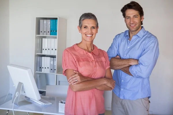 Equipo de negocios sonriendo a la cámara — Foto de Stock