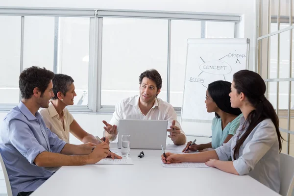 Zakenman aan collega's spreken — Stockfoto