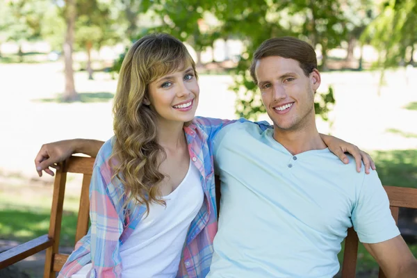 Couple sur banc dans le parc — Photo