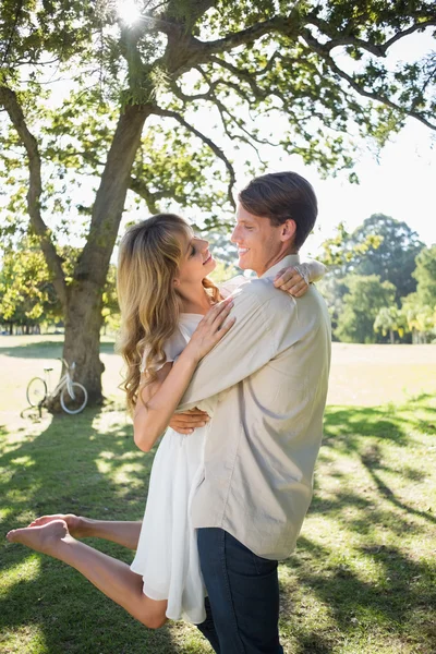 情侣在公园拥抱 — 图库照片