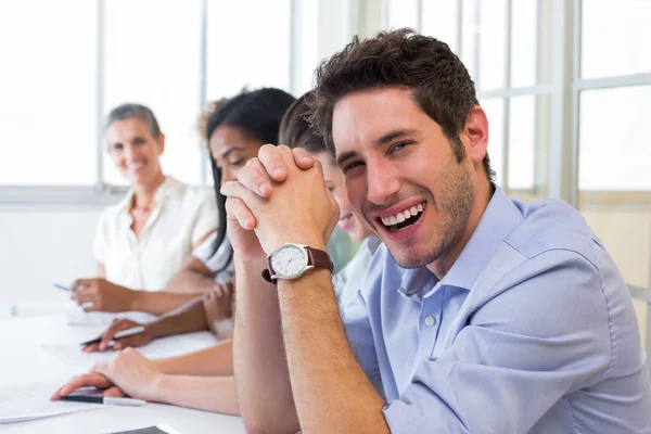 Zakenman lachen tijdens vergadering — Stockfoto