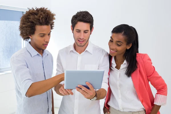 Tres colegas que trabajan en la tableta pc —  Fotos de Stock