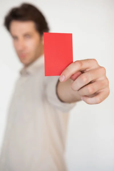 Homme d'affaires montrant carton rouge — Photo