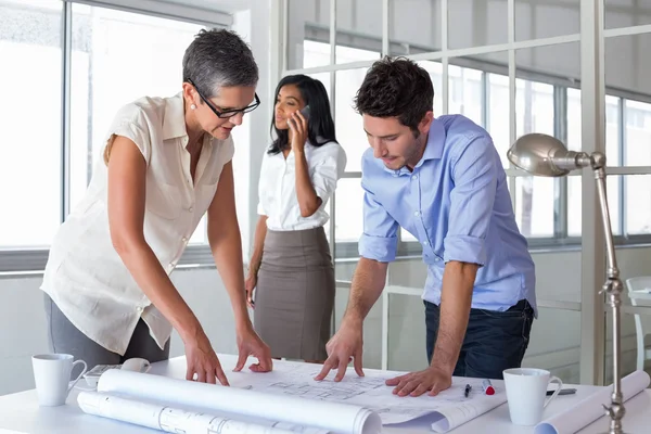 Equipo de arquitectura trabajando juntos — Foto de Stock