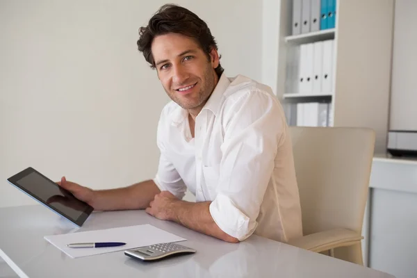 Businessman using tablet and calculator — Stock Photo, Image