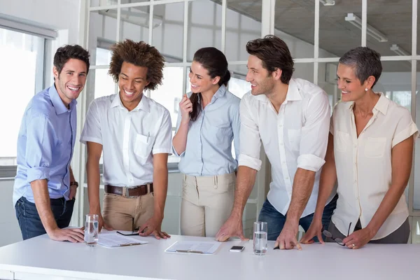 Geschäftsteam trifft sich — Stockfoto