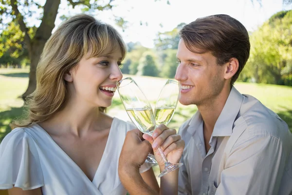 Paar stößt draußen mit Champagner an — Stockfoto
