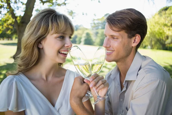 Paar buiten roosteren met champagne — Stockfoto