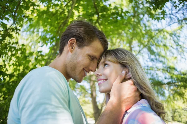 Pareja abrazándose en el parque — Foto de Stock